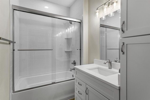 5611 N Vista, Janesville, WI 53548