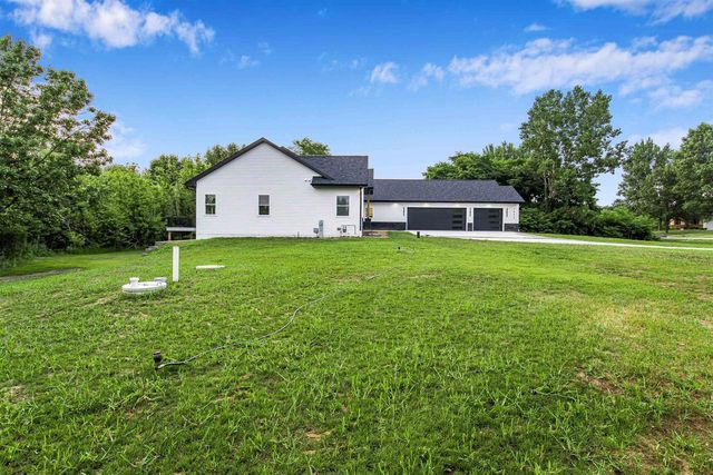 5611 N Vista, Janesville, WI 53548