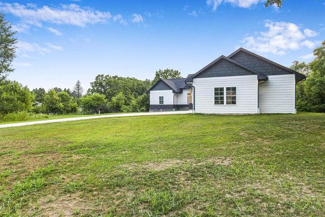 5611 N Vista, Janesville, WI 53548
