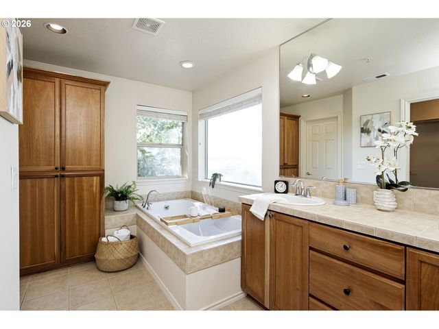 16393 Sw KESSLER Ln, Portland, OR 97224