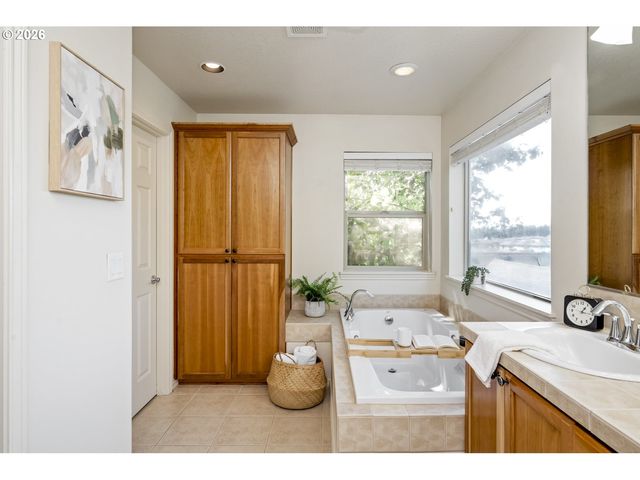 16393 Sw KESSLER Ln, Portland, OR 97224