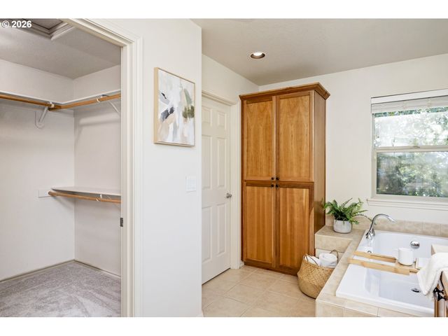 16393 Sw KESSLER Ln, Portland, OR 97224