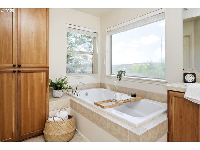 16393 Sw KESSLER Ln, Portland, OR 97224