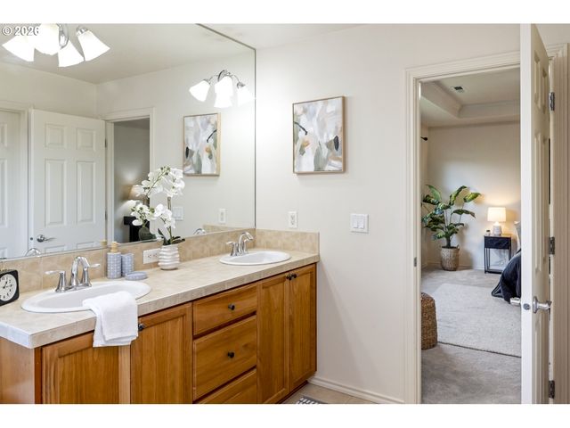 16393 Sw KESSLER Ln, Portland, OR 97224