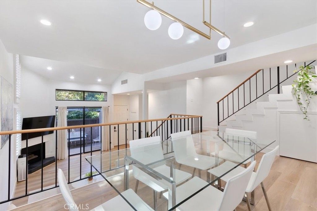 Image 16 of property listing at 15133 Magnolia E, Sherman Oaks, CA 91403