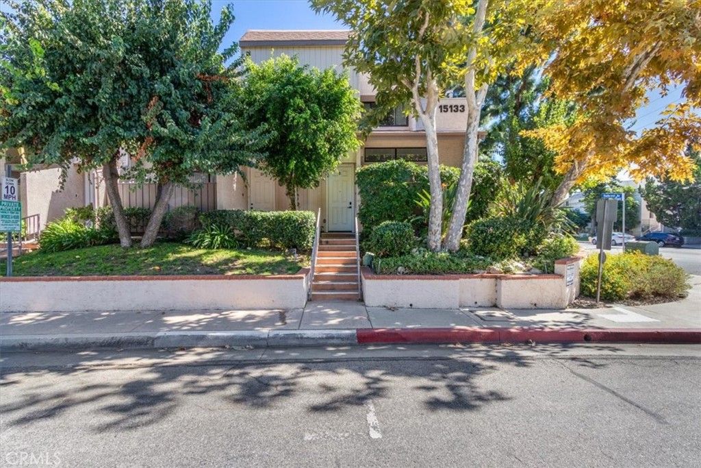 Image 3 of property listing at 15133 Magnolia E, Sherman Oaks, CA 91403