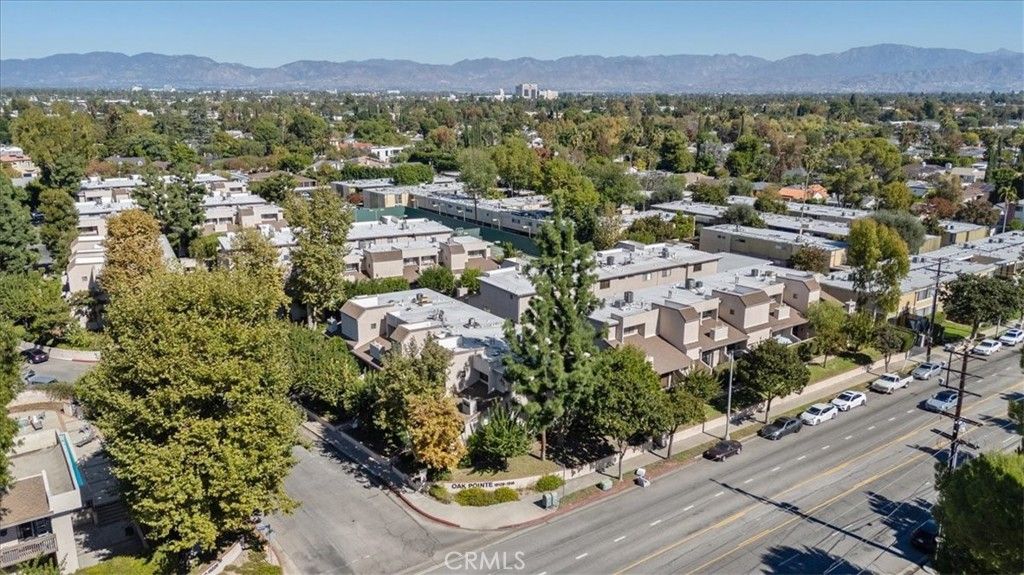 Image 5 of property listing at 15133 Magnolia E, Sherman Oaks, CA 91403