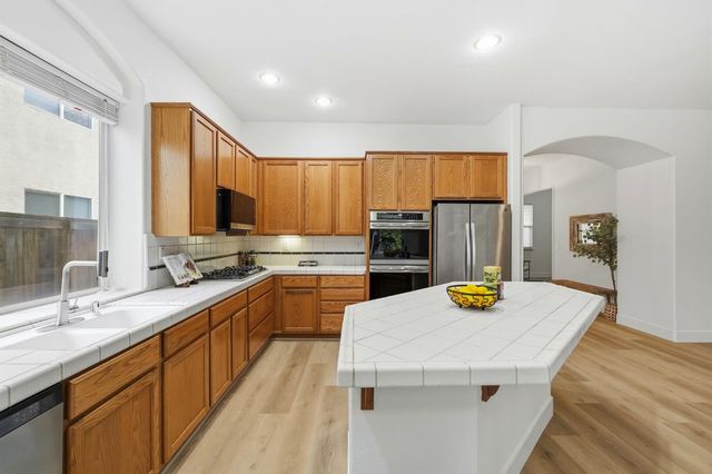 9523 Clarke Farms Rd, Elk Grove, CA 95624