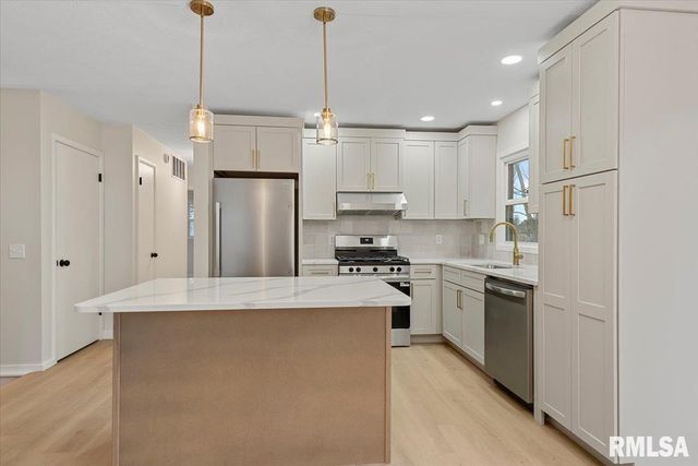 31 GLENWOOD Lane, Chatham, IL 62629