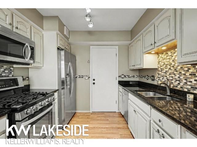 1568 Brentwood Drive, Troy, MI 48098