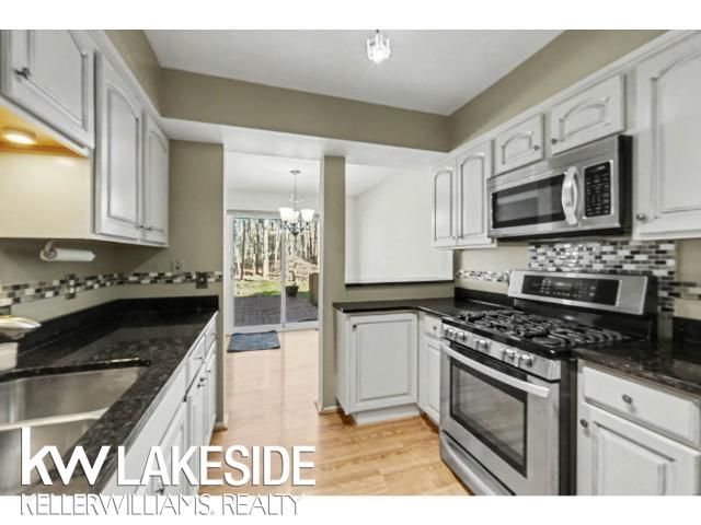 1568 Brentwood Drive, Troy, MI 48098