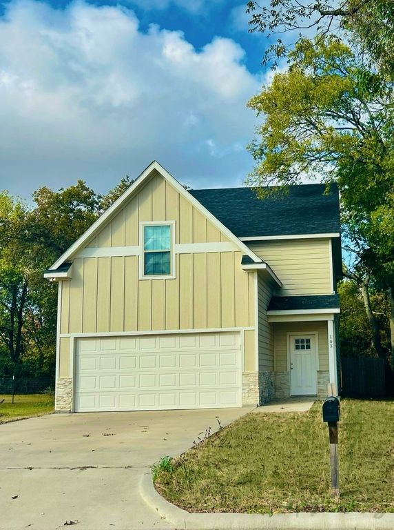 103 E 15th Street, Bonham, TX 75418