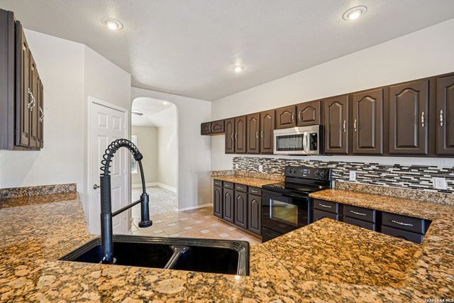 301 County Road 6862, Natalia, TX 78059