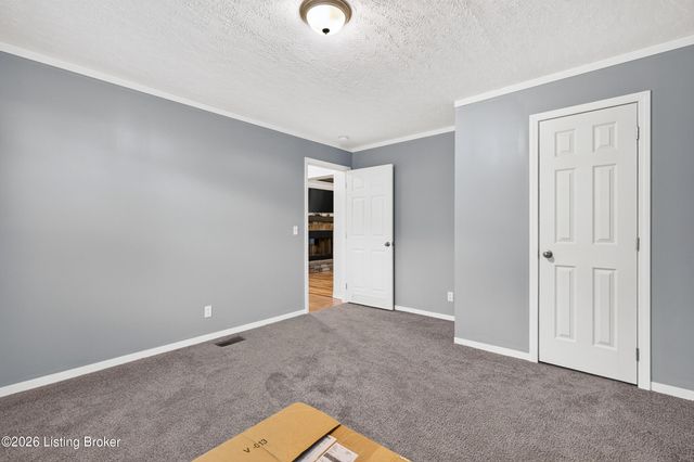6811 Memory Ln, Louisville, KY 40258