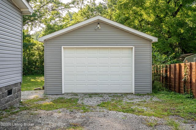 6811 Memory Ln, Louisville, KY 40258
