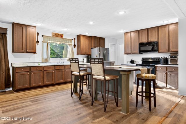 6811 Memory Ln, Louisville, KY 40258