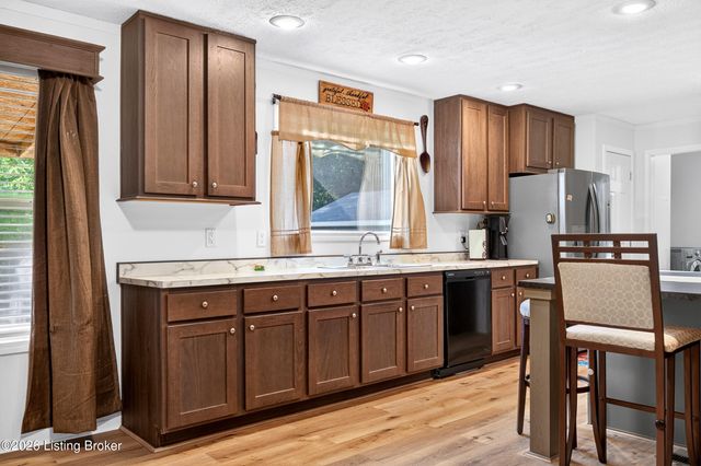6811 Memory Ln, Louisville, KY 40258