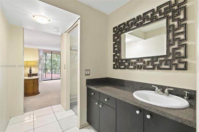 3800 N Hills Dr 206, Hollywood, FL 33021