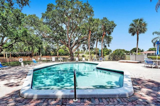 3800 N Hills Dr 206, Hollywood, FL 33021