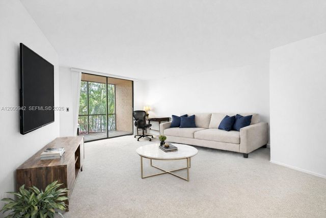 3800 N Hills Dr 206, Hollywood, FL 33021