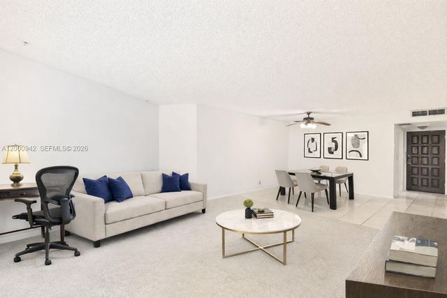 3800 N Hills Dr 206, Hollywood, FL 33021