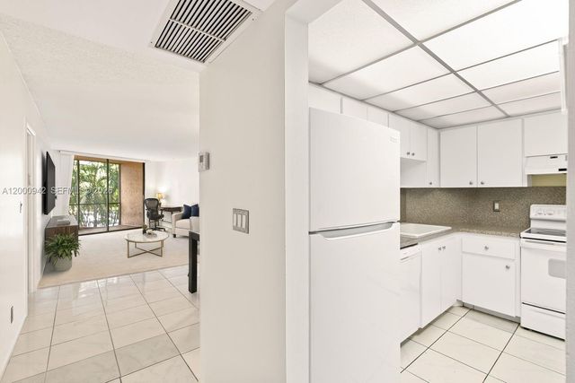 3800 N Hills Dr 206, Hollywood, FL 33021