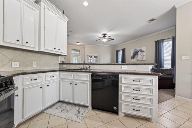 118 Snug Harbor Drive, Conroe, TX 77356