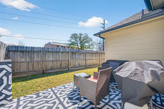 118 Snug Harbor Drive, Conroe, TX 77356