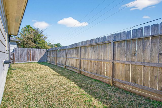 118 Snug Harbor Drive, Conroe, TX 77356