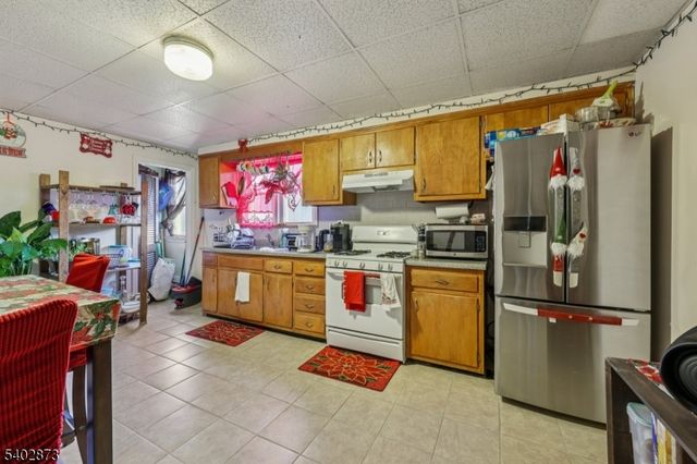 48 Atlantic St, Elizabeth City, NJ 07206