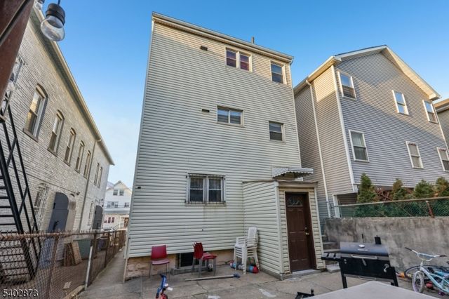 48 Atlantic St, Elizabeth City, NJ 07206