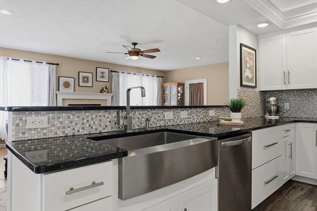 1307 Cross Creek Road, Mahomet, IL 61853