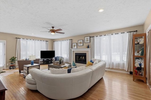 1307 Cross Creek Road, Mahomet, IL 61853