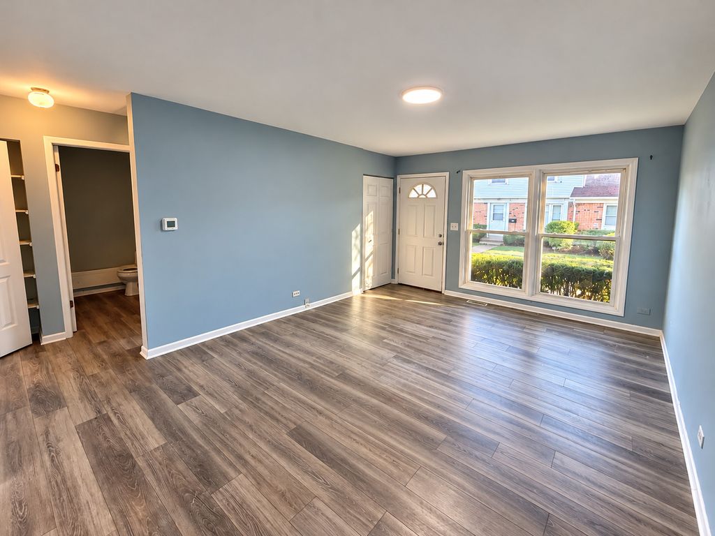 1051 ASHTON Court 1051, Streamwood, IL 60107 — photo 5