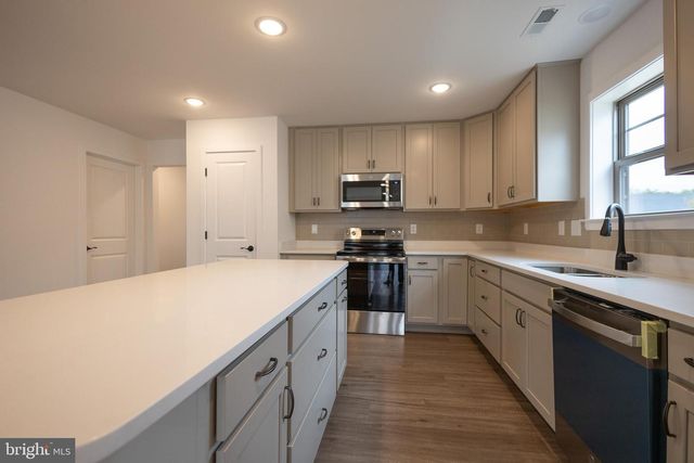 76 GRAINFIELD CT, Martinsburg, WV 25404