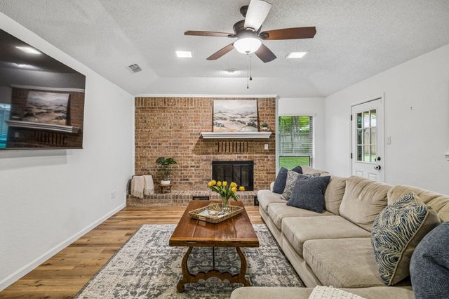 232 NE Shady Oaks Drive, Burleson, TX 76028