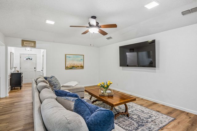 232 NE Shady Oaks Drive, Burleson, TX 76028