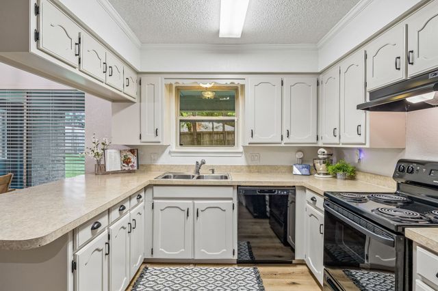 232 NE Shady Oaks Drive, Burleson, TX 76028