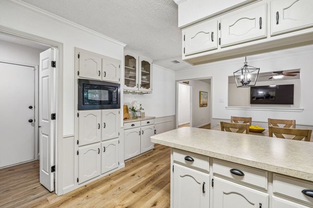 232 NE Shady Oaks Drive, Burleson, TX 76028