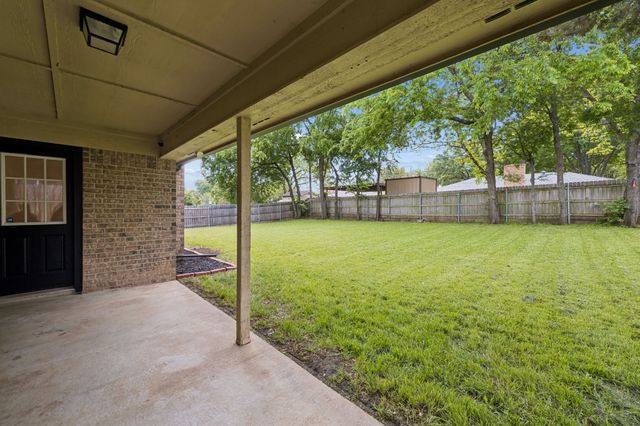 232 NE Shady Oaks Drive, Burleson, TX 76028