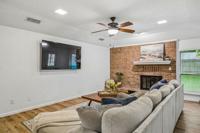 232 NE Shady Oaks Drive, Burleson, TX 76028