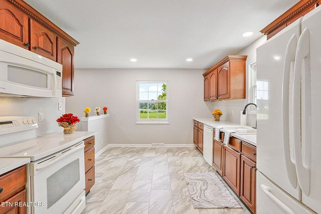 9422 Johnson Rd, Strawberry Plains, TN 37871