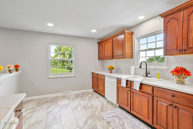 9422 Johnson Rd, Strawberry Plains, TN 37871