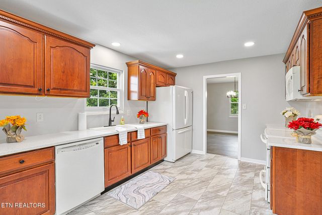 9422 Johnson Rd, Strawberry Plains, TN 37871