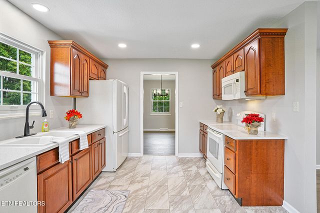 9422 Johnson Rd, Strawberry Plains, TN 37871