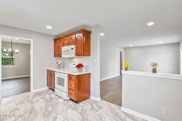 9422 Johnson Rd, Strawberry Plains, TN 37871