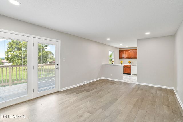 9422 Johnson Rd, Strawberry Plains, TN 37871