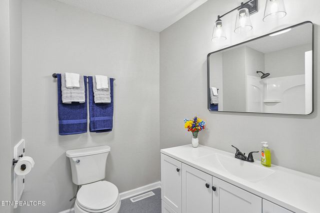 9422 Johnson Rd, Strawberry Plains, TN 37871