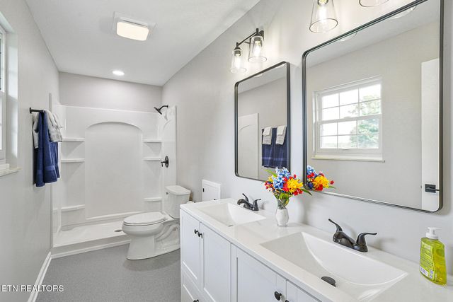 9422 Johnson Rd, Strawberry Plains, TN 37871