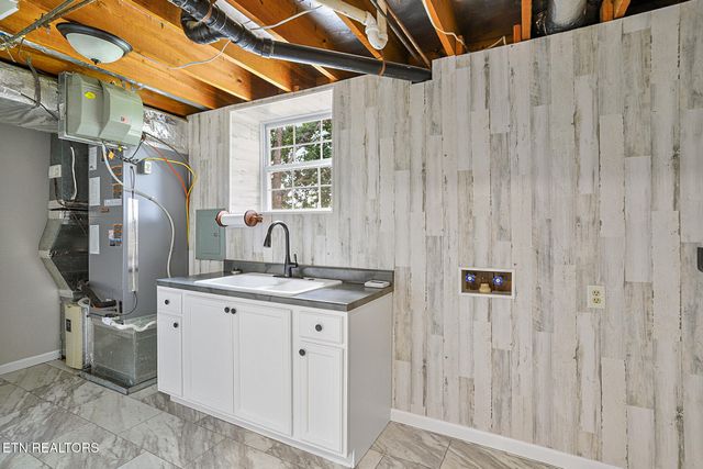 9422 Johnson Rd, Strawberry Plains, TN 37871